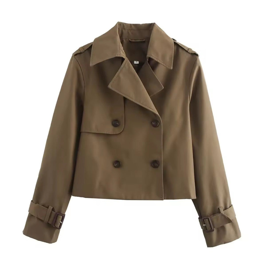 Short double-breasted trench coat in brown with wide lapels and button closure