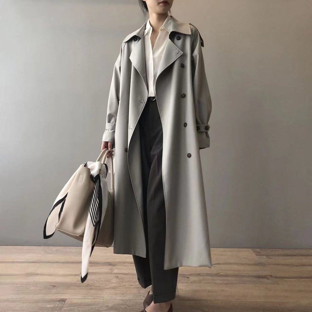 Long double-breasted trench coat, light gray, lapel collar, button details, belt