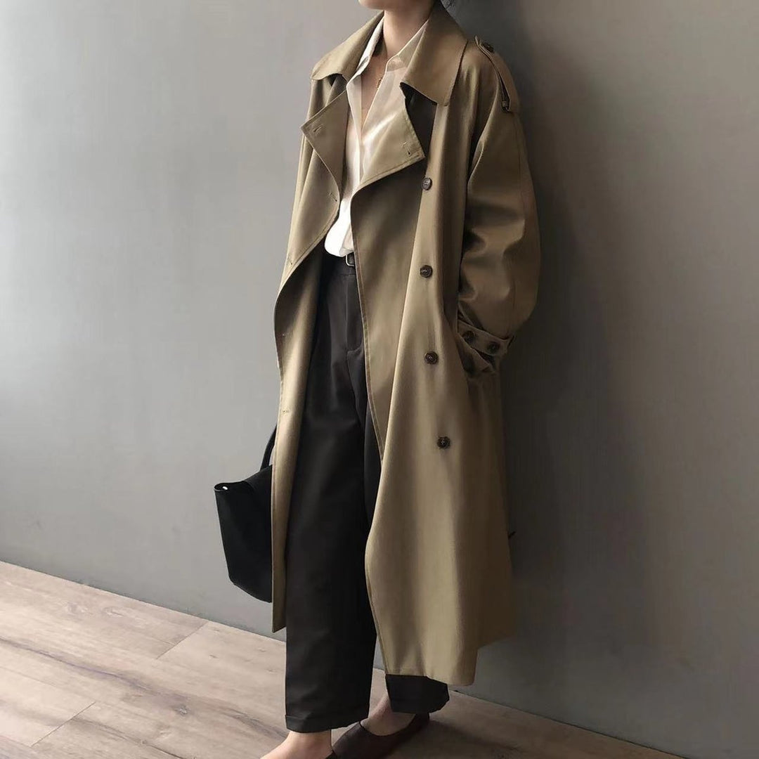Long double-breasted trench coat, khaki, wide collar, buttoned front, waist belt