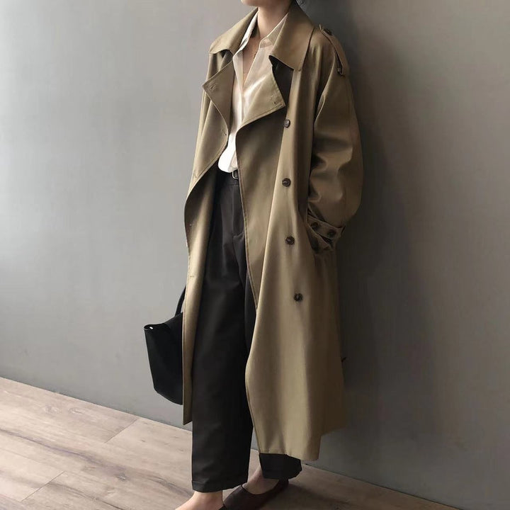 Long double-breasted trench coat, khaki, wide collar, buttoned front, waist belt