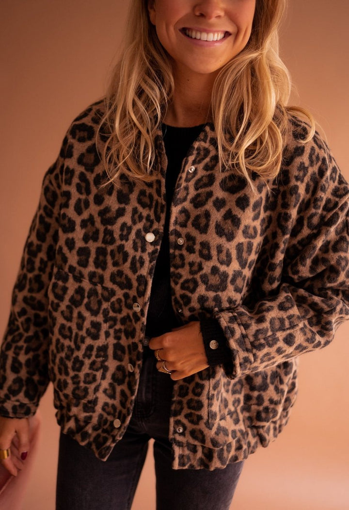 Oversized leopard-print jacket with snap button front and long sleeves